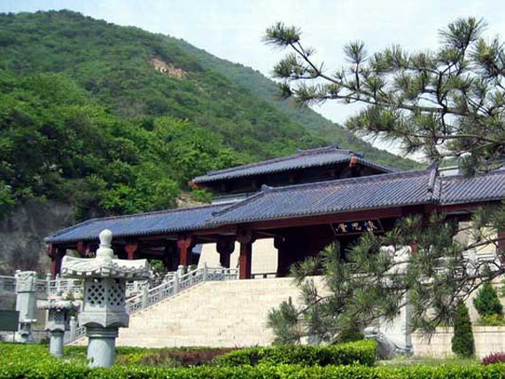 華人懷思堂園區(qū)一角