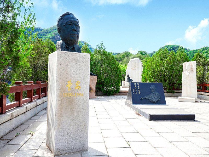 春節(jié)選墓攻略，如何前往華人懷思堂？陵園放假嗎？