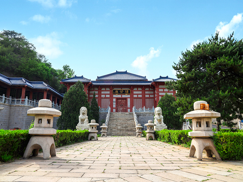 北京和周邊陵園對(duì)比，懷思堂和玉佛寺寢宮該怎么選？
